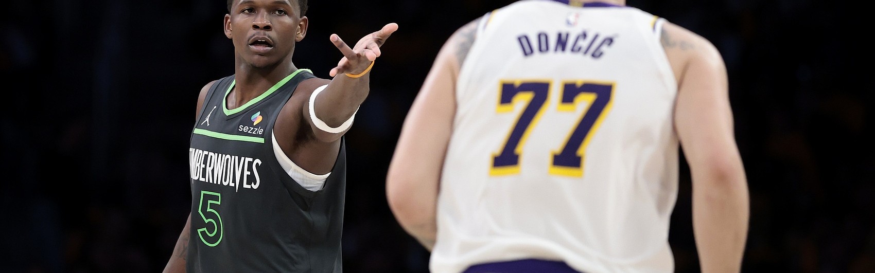 乐鱼体育官方网站-媒体人：湖蜜贬东契奇捧华子就跟谈女友一样 华子在湖人也得挨喷