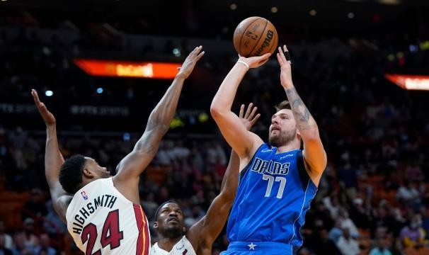 乐鱼体育官方网站-独行侠再度完成大逆转 新援首秀是否达到预期？