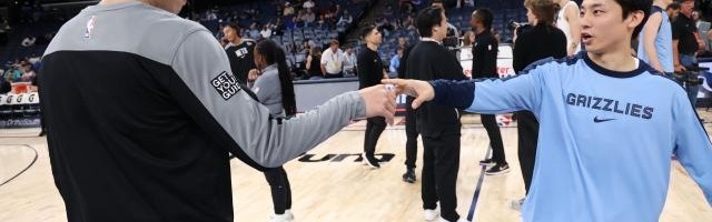 乐鱼体育-【现场】短短1分钟却意义非凡 NBA赛场上演亚洲德比