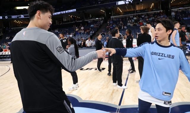 乐鱼体育-【现场】短短1分钟却意义非凡 NBA赛场上演亚洲德比